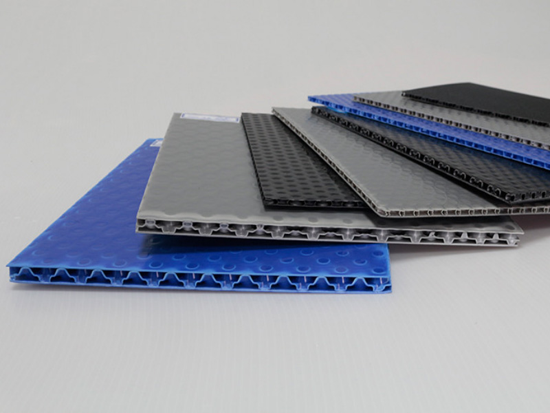 เครื่องอัดรีดแผงรังผึ้งพลาสติกอัตโนมัติความเร็วสูง